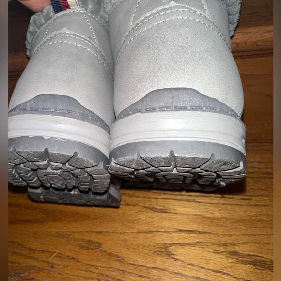 EUC CHINESE LAUNDRY - Picture 7 of 9